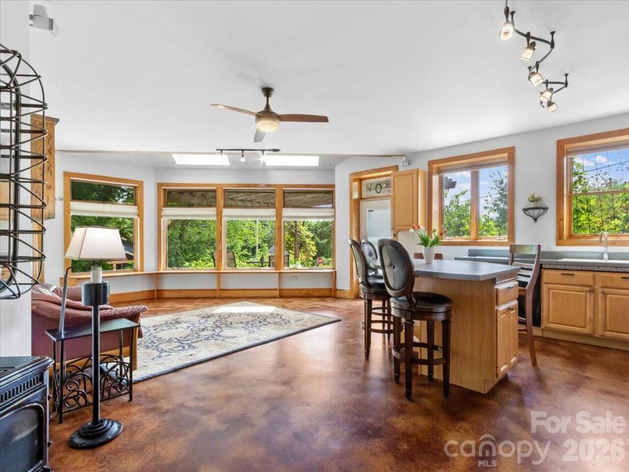 Listing Photo 11