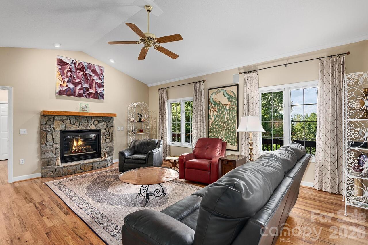 Listing Photo 8