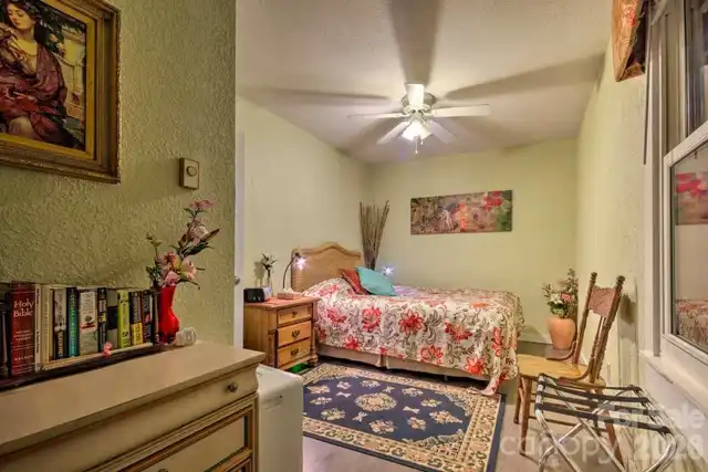 Listing Photo 12