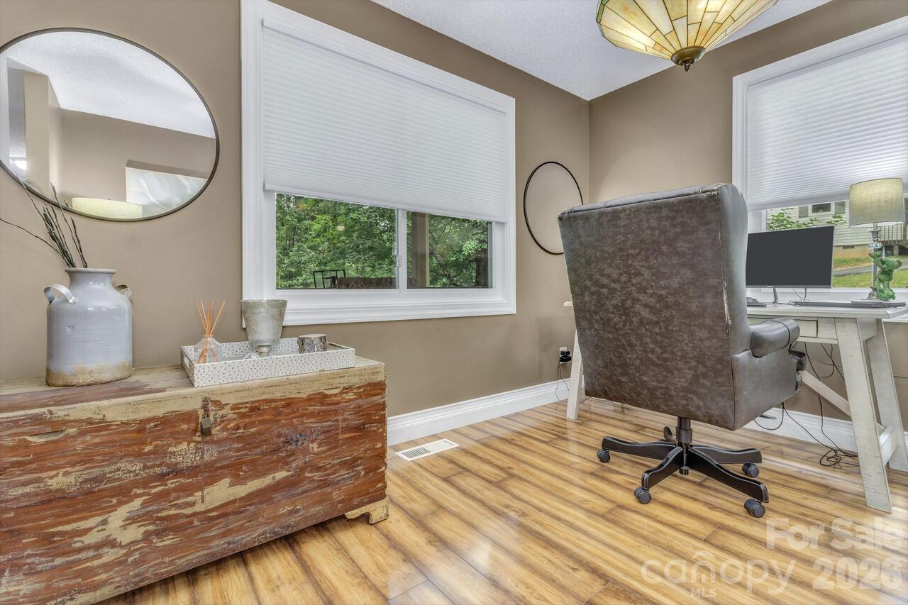 Listing Photo 10
