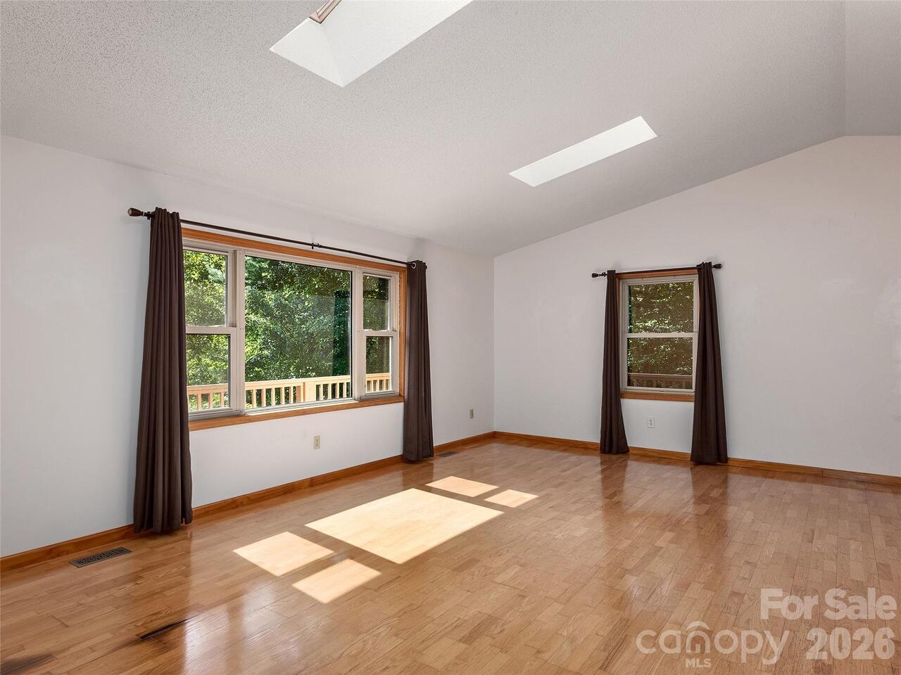Listing Photo 12