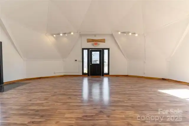 Listing Photo 10