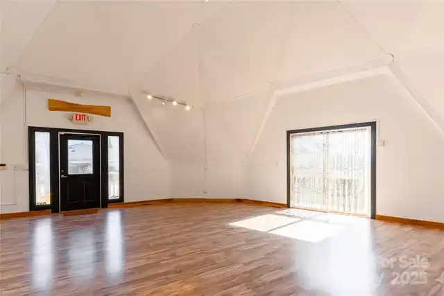 Listing Photo 11