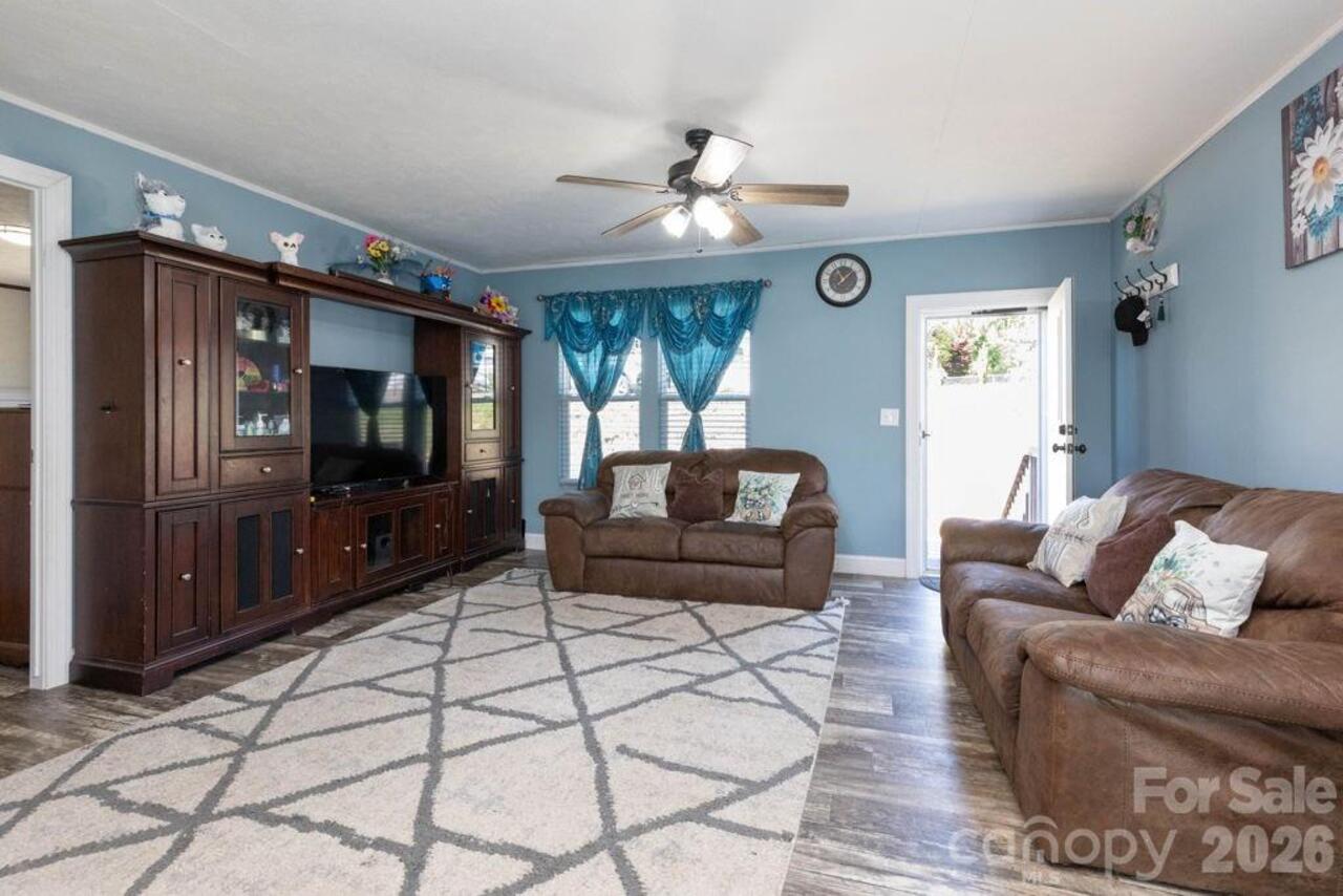 Listing Photo 11