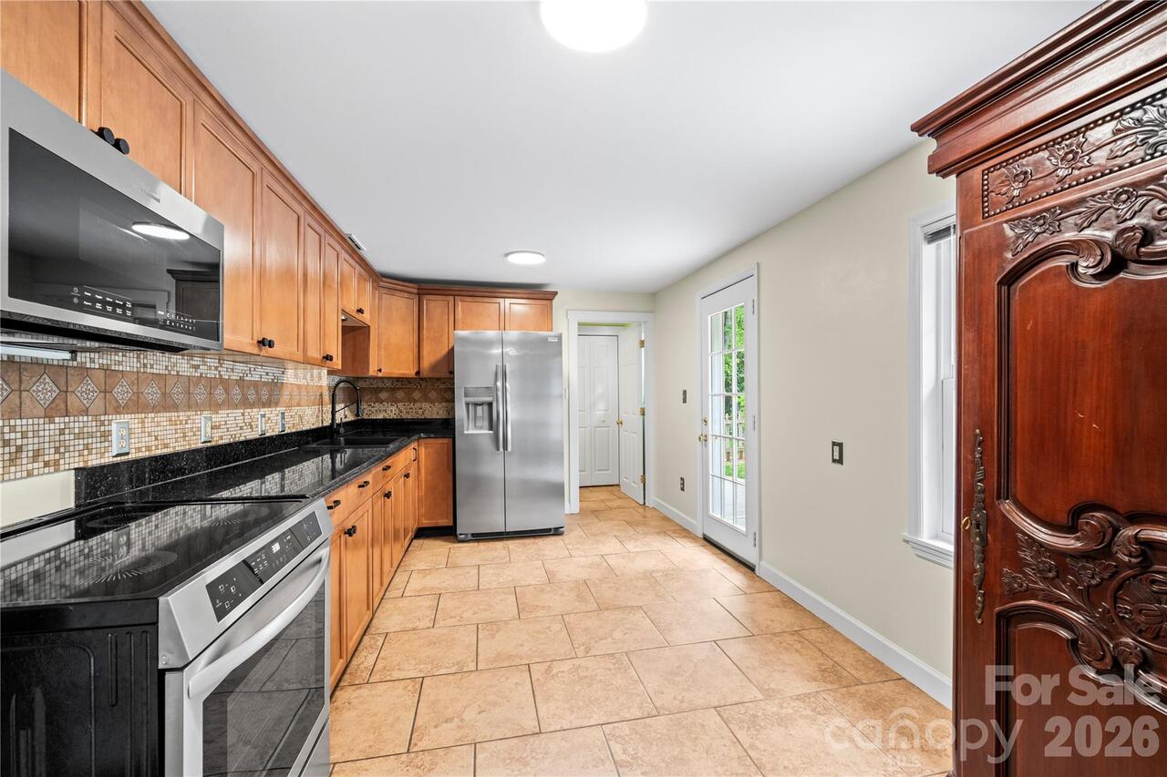 Listing Photo 12