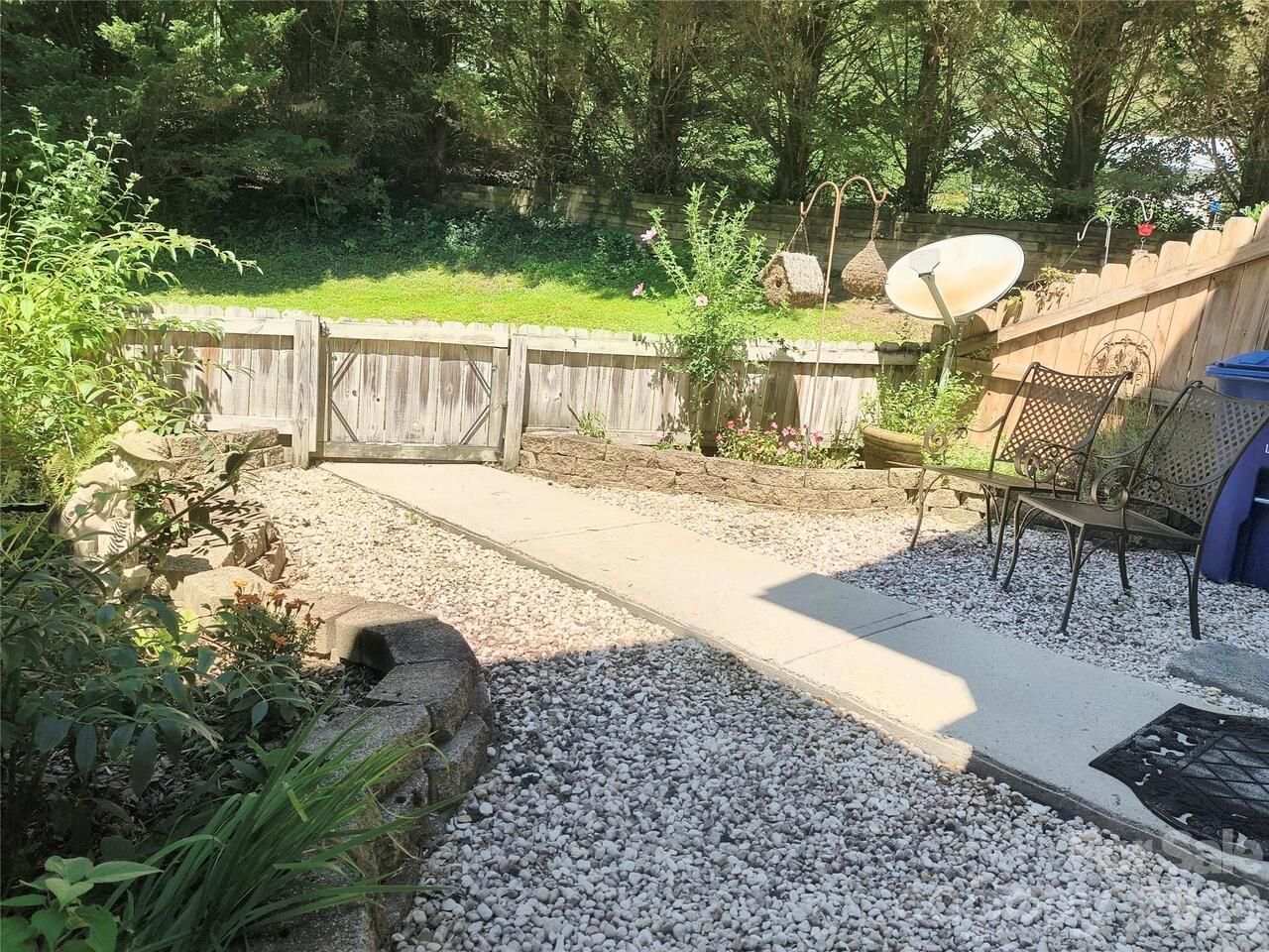 Listing Photo 12