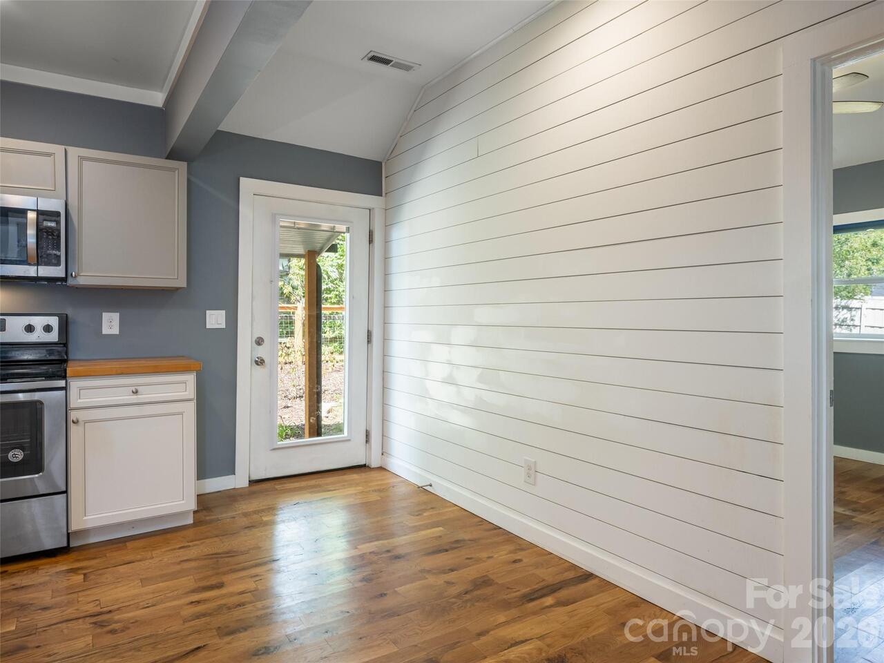 Listing Photo 12