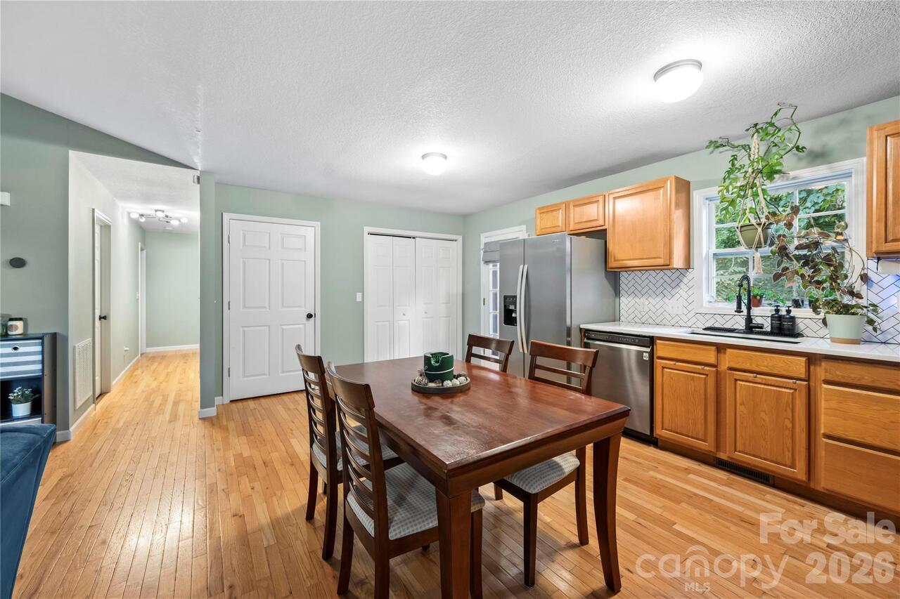 Listing Photo 12