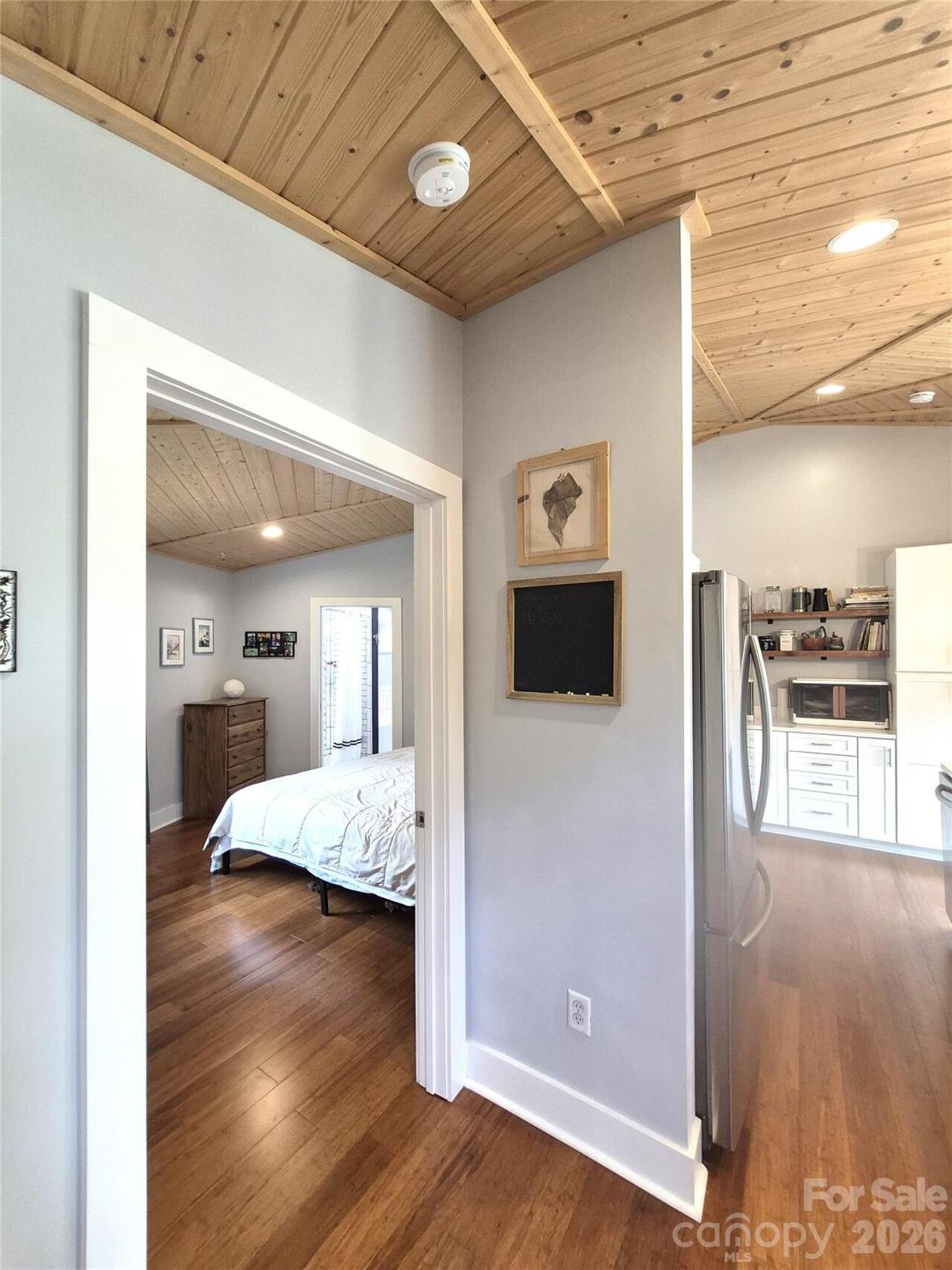 Listing Photo 12
