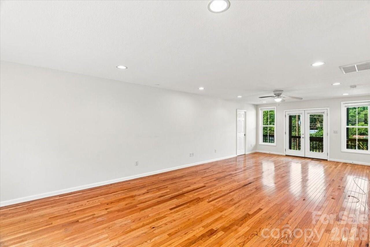 Listing Photo 12