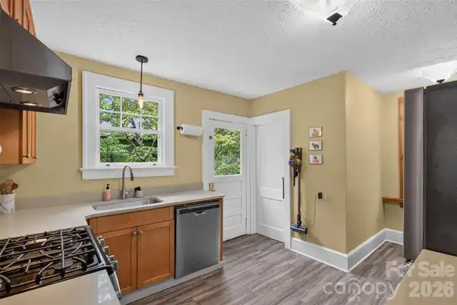 Listing Photo 11