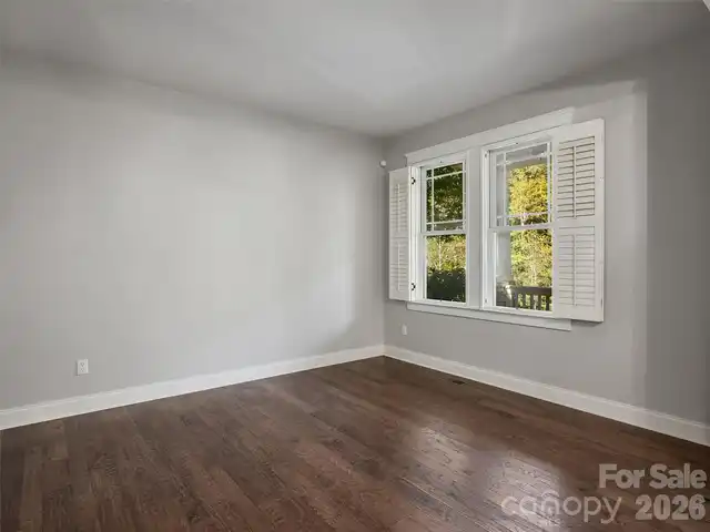 Listing Photo 12
