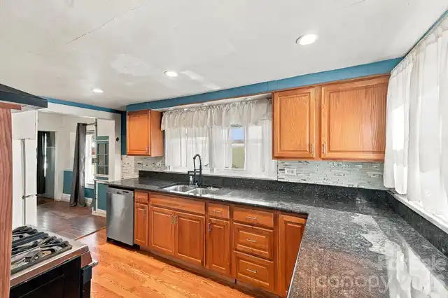 Listing Photo 8