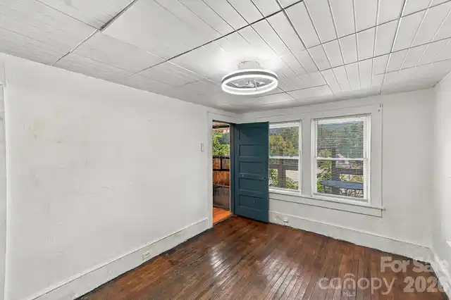 Listing Photo 11