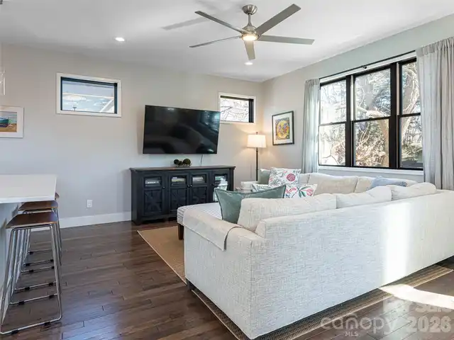 Listing Photo 6