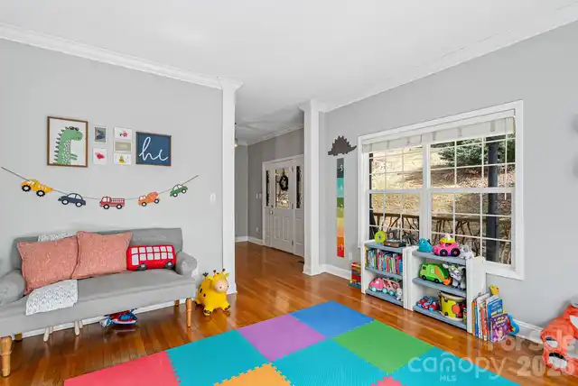 Listing Photo 11