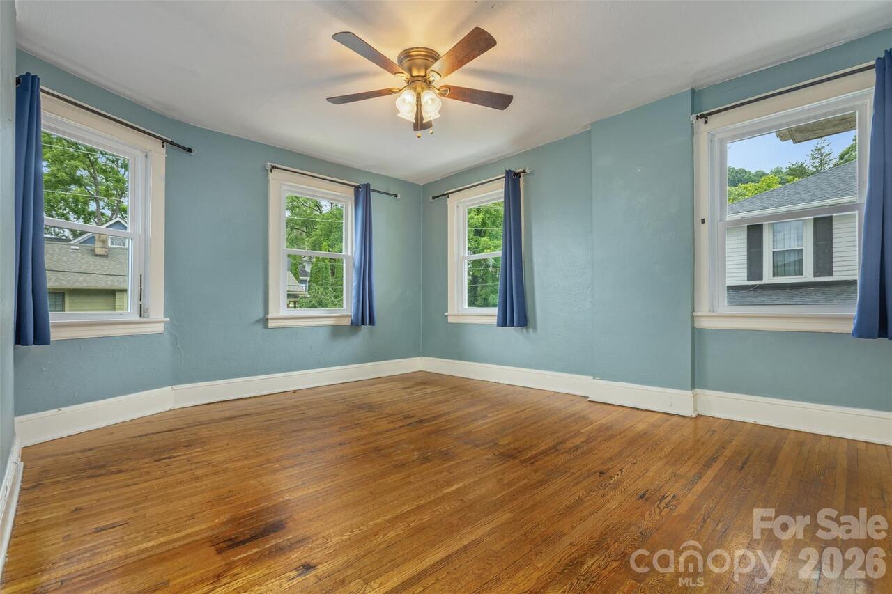 Listing Photo 12