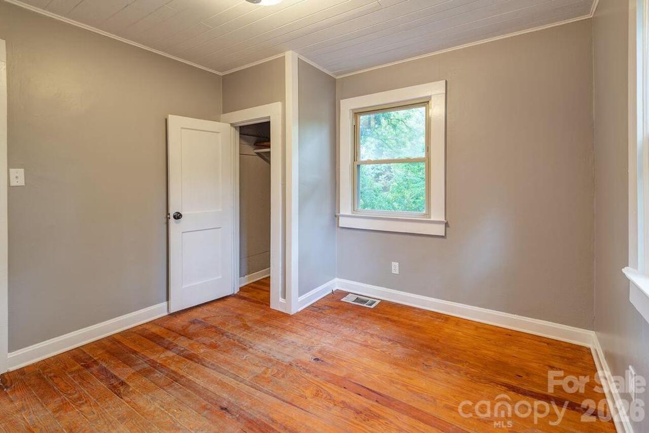Listing Photo 11