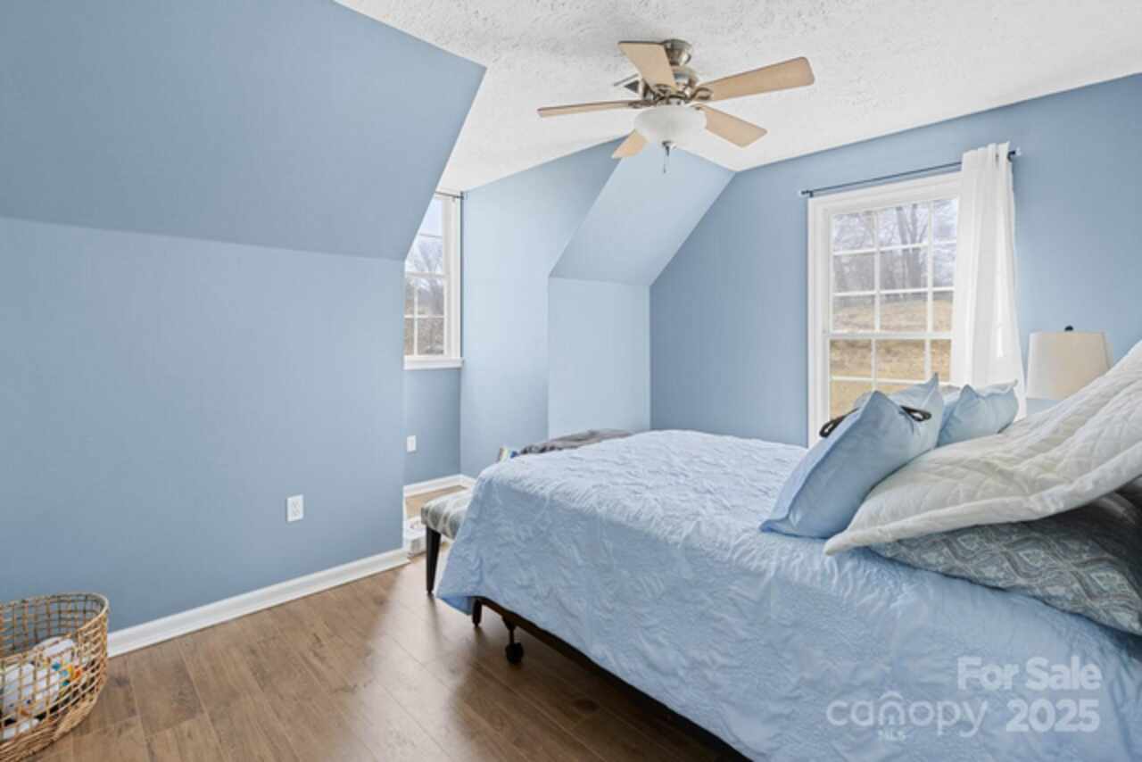 Listing Photo 12