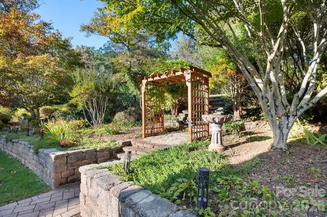 Listing Photo 12