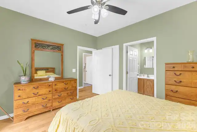 Listing Photo 12