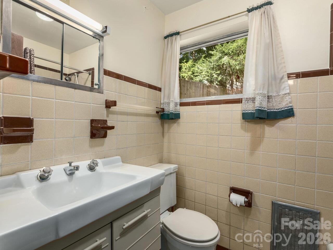Listing Photo 12