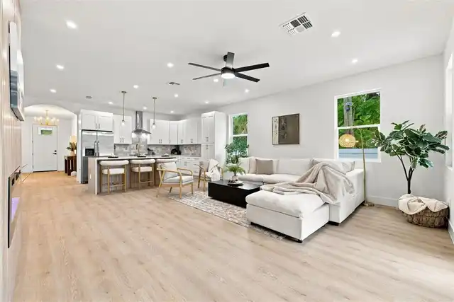 Listing Photo 11