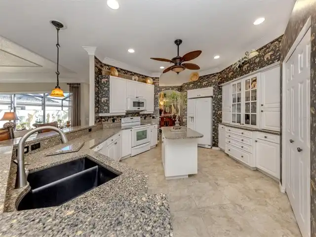 Listing Photo 12