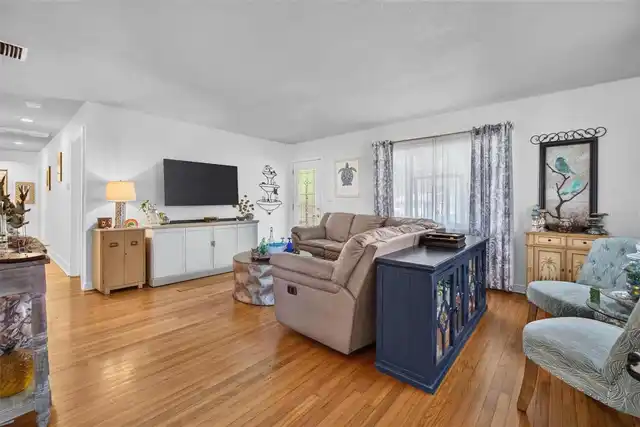 Listing Photo 10