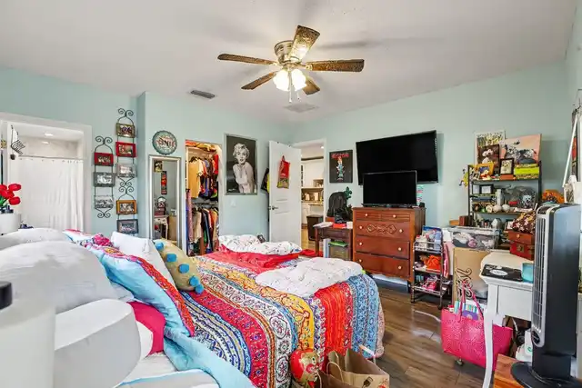 Listing Photo 11