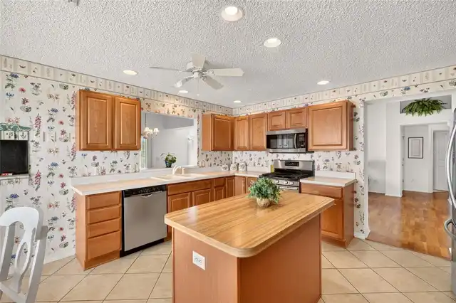 Listing Photo 12