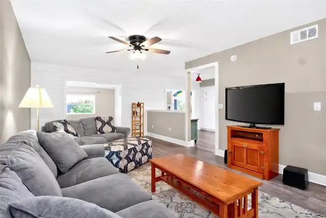 Listing Photo 11