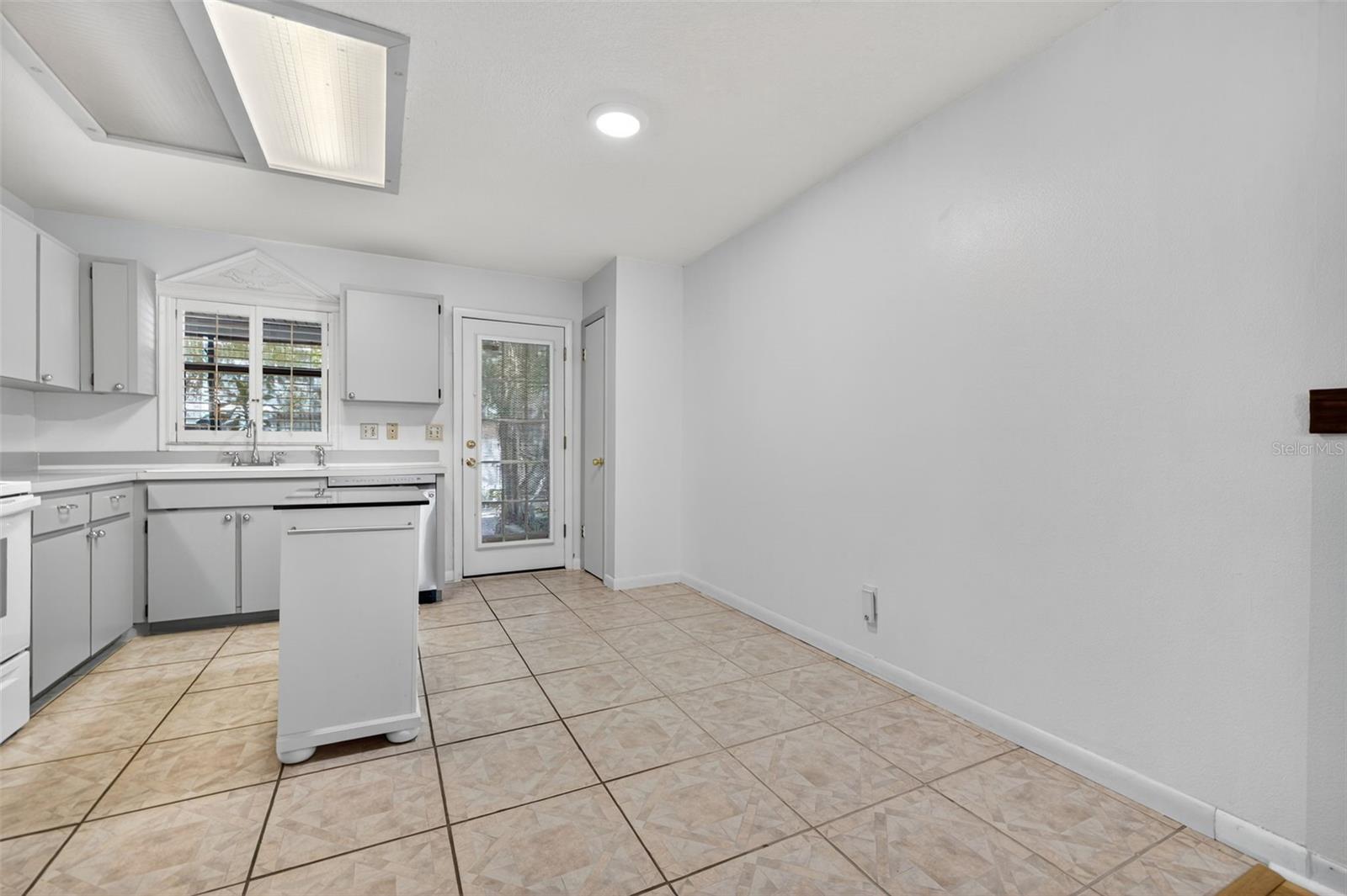 Listing Photo 8
