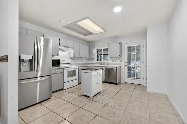 Listing Photo 10