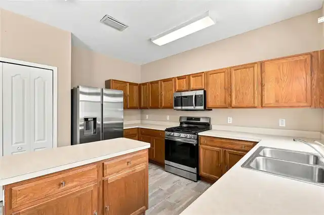 Listing Photo 9