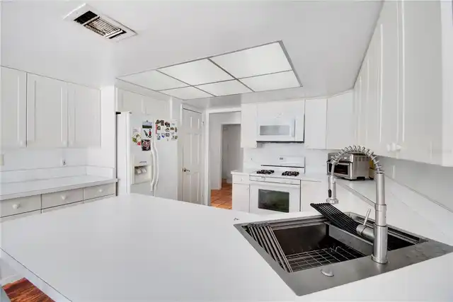 Listing Photo 11