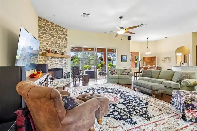 Listing Photo 8