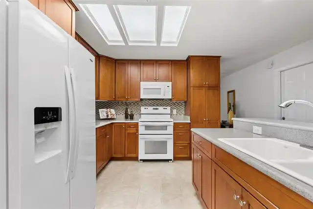 Listing Photo 10
