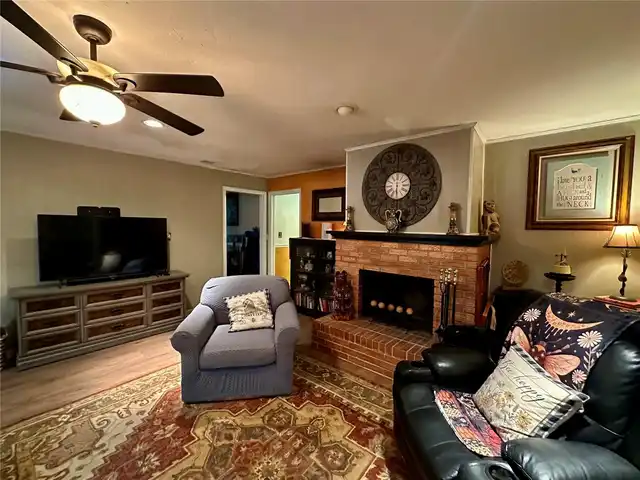 Listing Photo 11