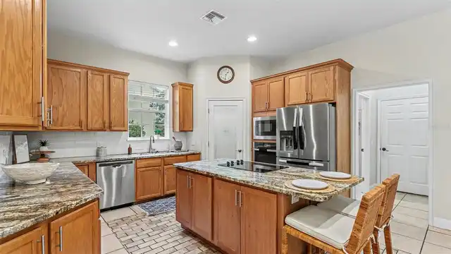Listing Photo 11