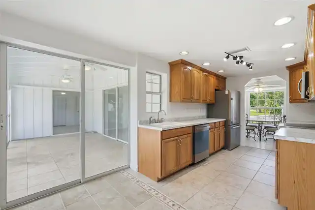 Listing Photo 12