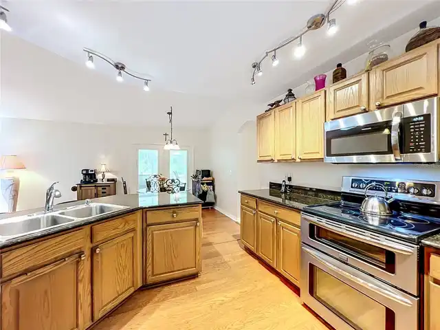 Listing Photo 11