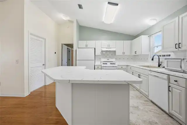 Listing Photo 11