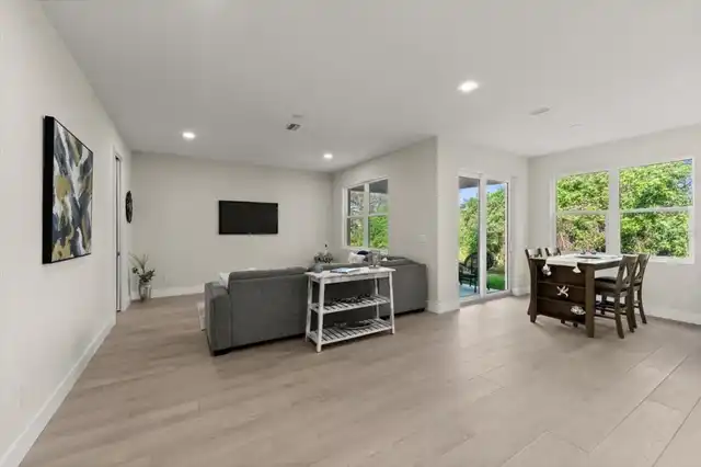 Listing Photo 11