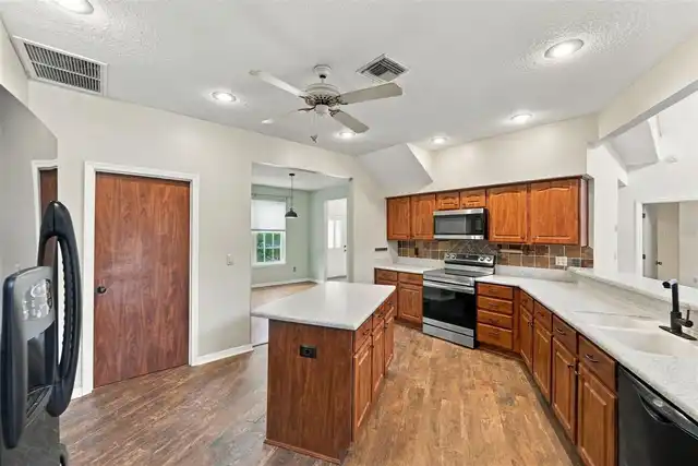 Listing Photo 16