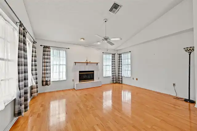 Listing Photo 10