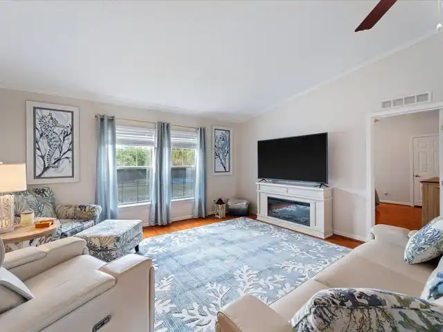 Listing Photo 14