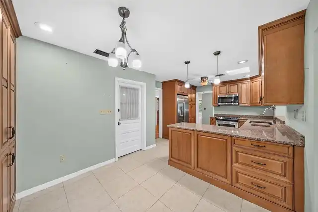 Listing Photo 12