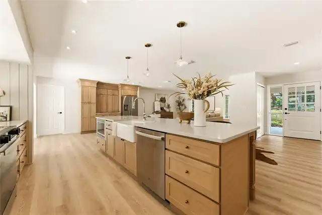 Listing Photo 11