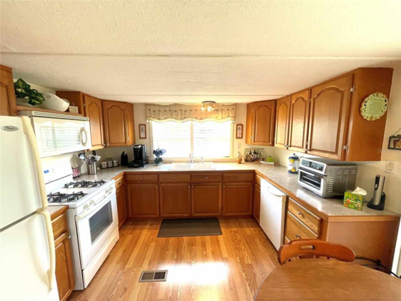 Listing Photo 12